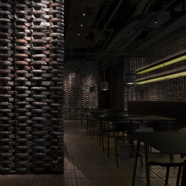 荥经黑砂在餐饮空间的创新性应用，广州川隈杂谈II -#黑砂圈#粗犷#365.jpg