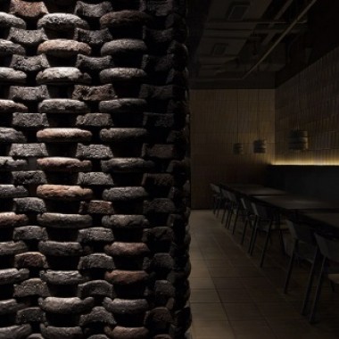 荥经黑砂在餐饮空间的创新性应用，广州川隈杂谈II -#黑砂圈#粗犷#371.jpg