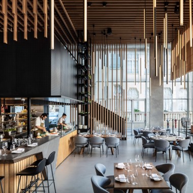 悬挂的木屏风将特拉维夫L28餐厅分隔开来 -#餐饮空间#木材#绿植墙#2063.jpg