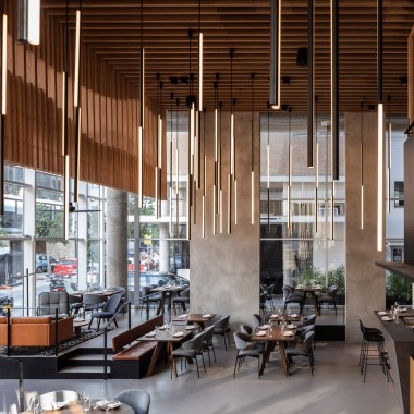 悬挂的木屏风将特拉维夫L28餐厅分隔开来 -#餐饮空间#木材#绿植墙#2073.jpg