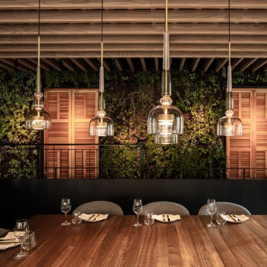 悬挂的木屏风将特拉维夫L28餐厅分隔开来 -#餐饮空间#木材#绿植墙#2078.jpg