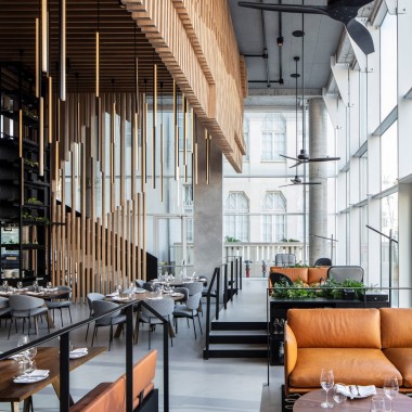 悬挂的木屏风将特拉维夫L28餐厅分隔开来 -#餐饮空间#木材#绿植墙#2085.jpg