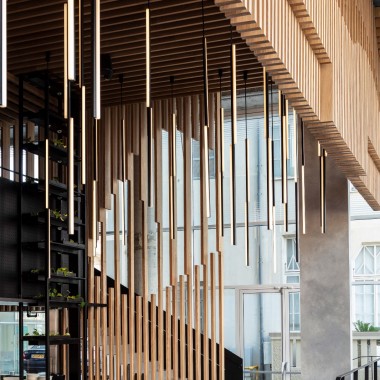 悬挂的木屏风将特拉维夫L28餐厅分隔开来 -#餐饮空间#木材#绿植墙#2090.jpg