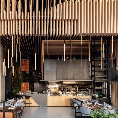 悬挂的木屏风将特拉维夫L28餐厅分隔开来 -#餐饮空间#木材#绿植墙#2105.jpg