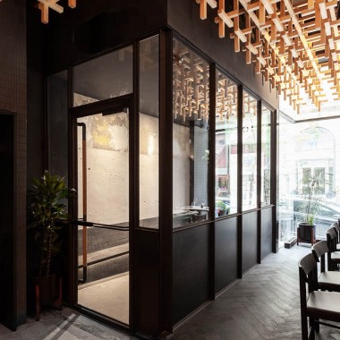 蒙特利尔 RYÙ餐厅：如同漂浮在空中的木栅格堆积效果7151.jpg