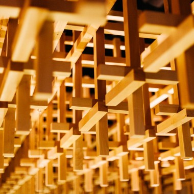 蒙特利尔 RYÙ餐厅：如同漂浮在空中的木栅格堆积效果7153.jpg