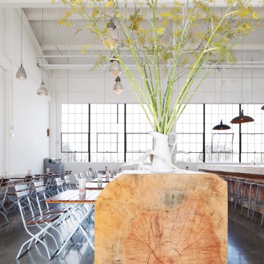 首发 - Envelope A+D设计，旧金山餐厅Radhaus的长椅上摆放着巨大的回收树6765.jpg