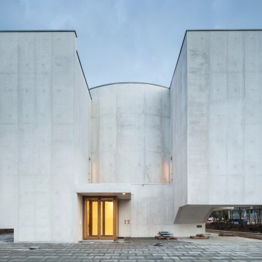 法国南部教堂：光线混凝土塑造富有仪式感的宗教空间8785.jpg
