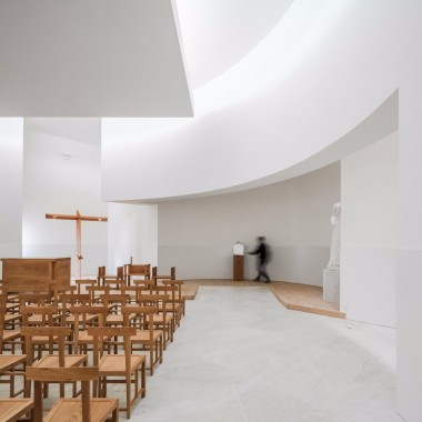 法国南部教堂：光线混凝土塑造富有仪式感的宗教空间8804.jpg