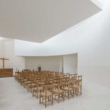 法国南部教堂：光线混凝土塑造富有仪式感的宗教空间8816.jpg