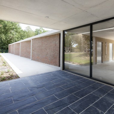 裸露混凝土和光的多格局设计：法国拉库伊埃尔小学  Atelier 56S architectes7714.jpg