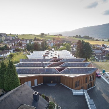 木质锯齿状屋顶小学建筑，瑞士  Skop781.jpg