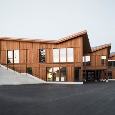 木质锯齿状屋顶小学建筑，瑞士  Skop783.jpg