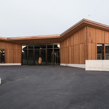 木质锯齿状屋顶小学建筑，瑞士  Skop784.jpg