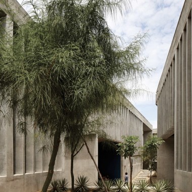 皮乌拉大学建新教学楼，粗糙立面无形融入赤道干燥林中  Barclay & Crousse 3261.jpg