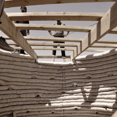 无一砖一瓦也可以建造儿童学校，专为难民区而建造的沙袋建筑  Emergency Architecture - Human Rights7468.jpg