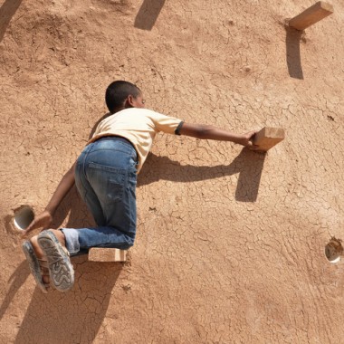 无一砖一瓦也可以建造儿童学校，专为难民区而建造的沙袋建筑  Emergency Architecture - Human Rights7470.jpg