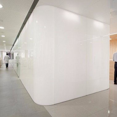 西班牙：大面积白色玻璃体的牙科医院6484.jpg