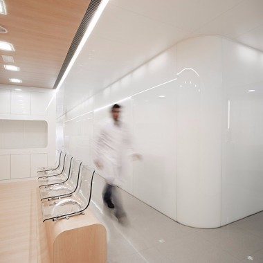 西班牙：大面积白色玻璃体的牙科医院6486.jpg