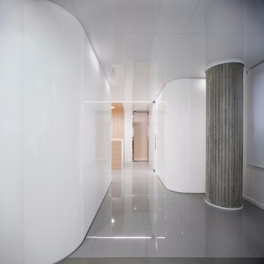 西班牙：大面积白色玻璃体的牙科医院6492.jpg