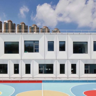 香港法语国际学校，亨宁·拉森为儿童营造与世隔绝的彩色世界 2857.jpg