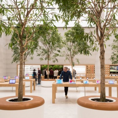 充满树木的苹果Regent街道商店240.jpg