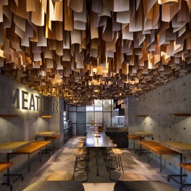 乌克兰：从天花板悬吊下来的木质贴面在这家餐厅里产生了巨大的效果5949.jpg