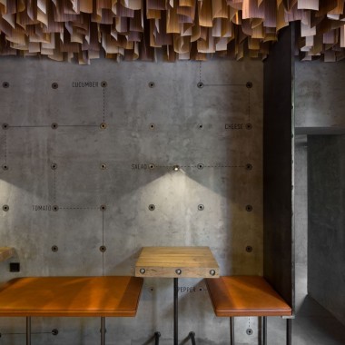 乌克兰：从天花板悬吊下来的木质贴面在这家餐厅里产生了巨大的效果5953.jpg