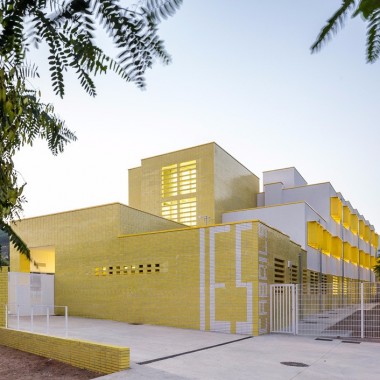 巴塞罗那中学，建筑的亮黄=青年的活力6328.jpg