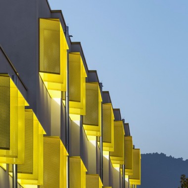 巴塞罗那中学，建筑的亮黄=青年的活力6333.jpg