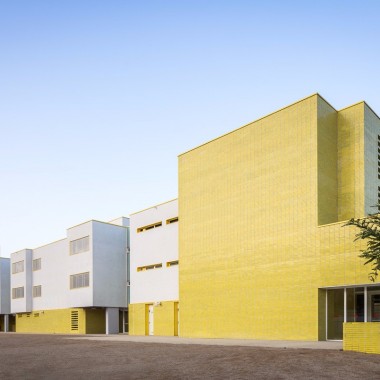巴塞罗那中学，建筑的亮黄=青年的活力6336.jpg