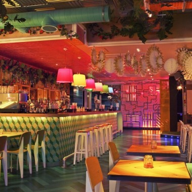 缤纷童话色彩的创意Barrio East伦敦餐厅空间17256.jpg