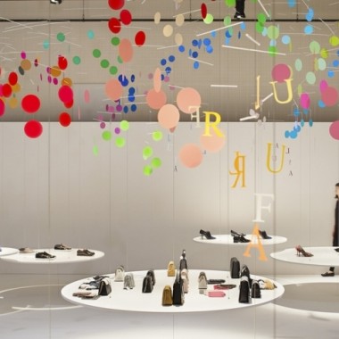 [专卖店] 100 colors no  5 DANCE Installation by Emmanuelle Moureaux for FURLA at Templ16844.jpg
