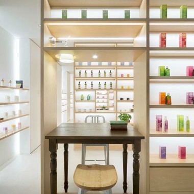 日本的“BEAUTY LIBRARY”化妆品及咖啡店复合式商店5122.jpg