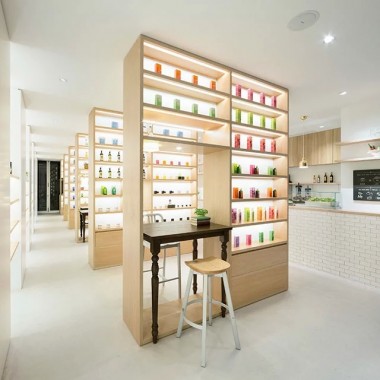 日本的“BEAUTY LIBRARY”化妆品及咖啡店复合式商店5132.jpg