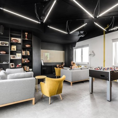 波兰弗罗茨瓦夫：新的办公室内部使用木头和黑色的框架来清楚地定义空间7581.jpg