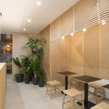 墙面装饰理念——这家餐厅用木质面板覆盖了墙面看起来就像抽象的线条艺术5960.jpg