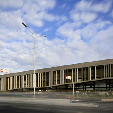 高速公路上的线形机场展馆  Spadoni AA25614.jpg