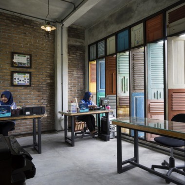 Graha Lakon 办公室，将民族风渲染到建筑中  Andyrahman Architect12240.jpg