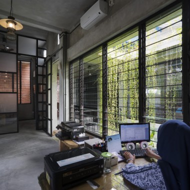 Graha Lakon 办公室，将民族风渲染到建筑中  Andyrahman Architect12238.jpg